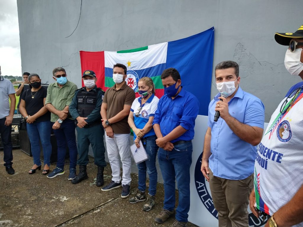 Autoridades estiveram presente na apresentação.